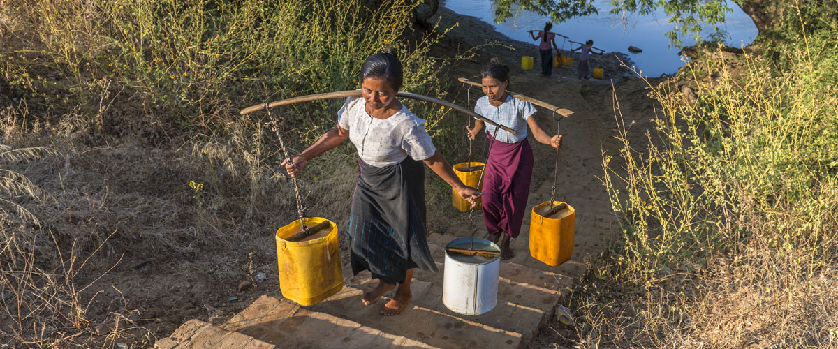 mujeres recogiendo agua