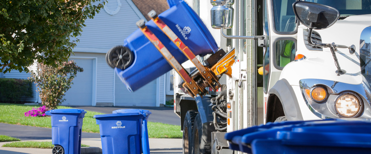 Recycling-LKW auf dem Weg