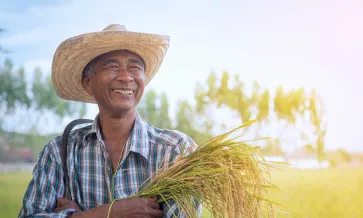 Homem sorridente num campo