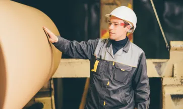 trabalhador na fábrica de papel