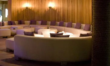 Lounge-Bereich mit Hartholz-Thema