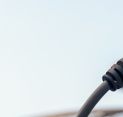 Encabezado del seminario web «Todo lo que hay que saber sobre el cumplimiento normativo en la recarga de vehículos eléctricos»